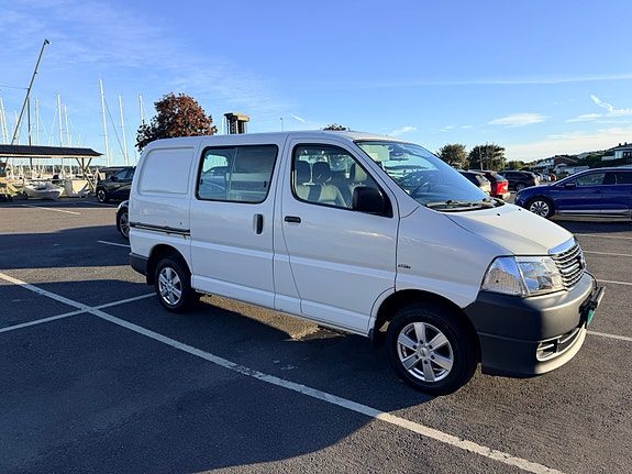 Toyota HiAce 2 of 19