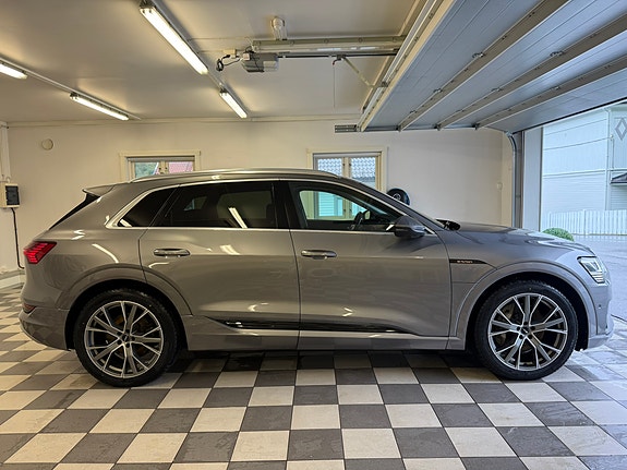 Audi e-tron 2 of 30