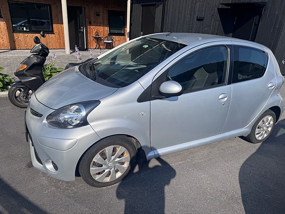 Toyota Aygo 2 of 6