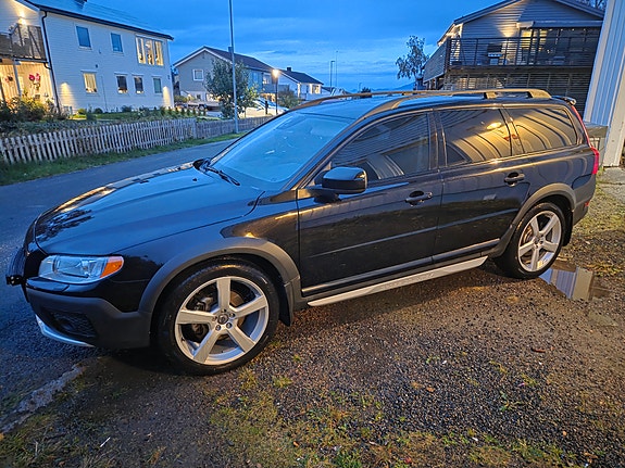Volvo XC70 2 of 13