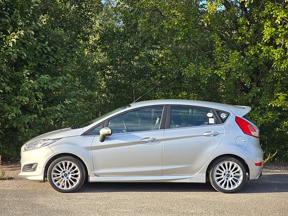 Ford Fiesta 2 of 18