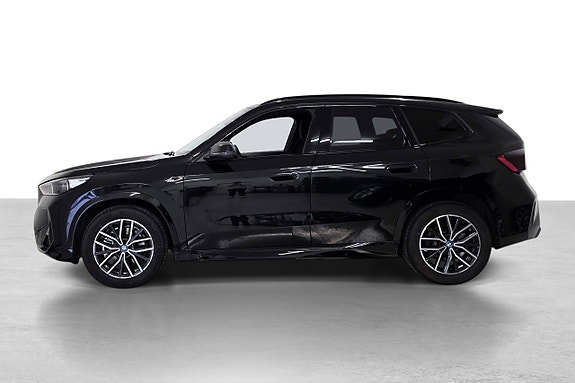 BMW iX1 3 of 30