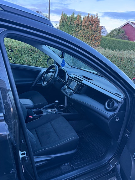 Toyota RAV4 16 of 30