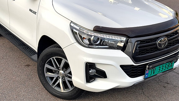 Toyota HiLux 2 of 24