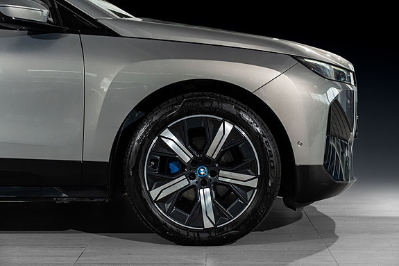 BMW iX 9 of 30