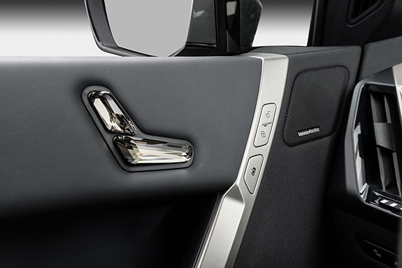 BMW iX 14 of 30