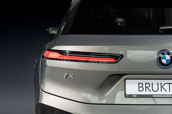 BMW iX 8 of 30