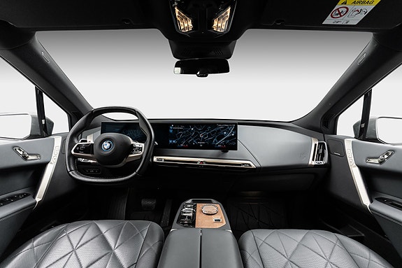 BMW iX 11 of 30