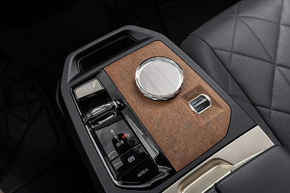 BMW iX 26 of 30