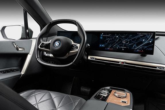 BMW iX 12 of 30