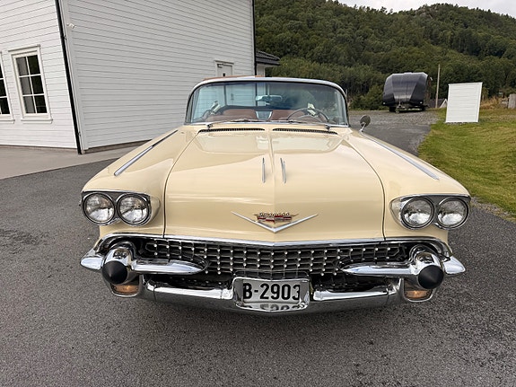 Cadillac Cab DeVille 23 of 30