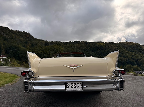 Cadillac Cab DeVille 13 of 30
