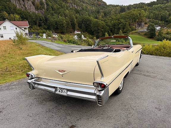 Cadillac Cab DeVille 14 of 30
