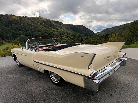 Cadillac Cab DeVille 9 of 30
