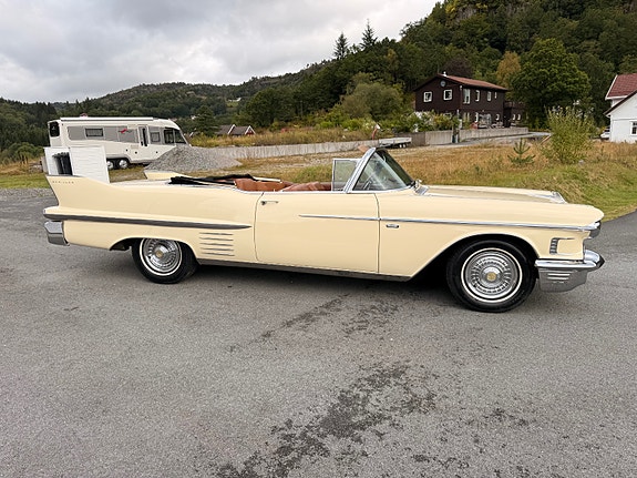 Cadillac Cab DeVille 19 of 30