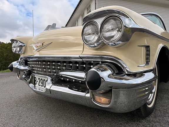 Cadillac Cab DeVille 27 of 30