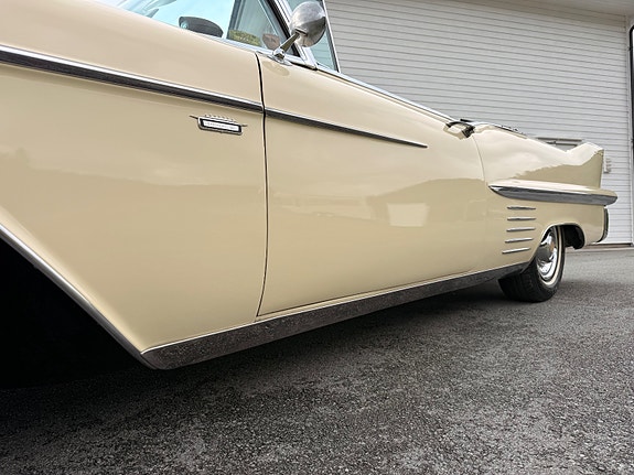 Cadillac Cab DeVille 29 of 30