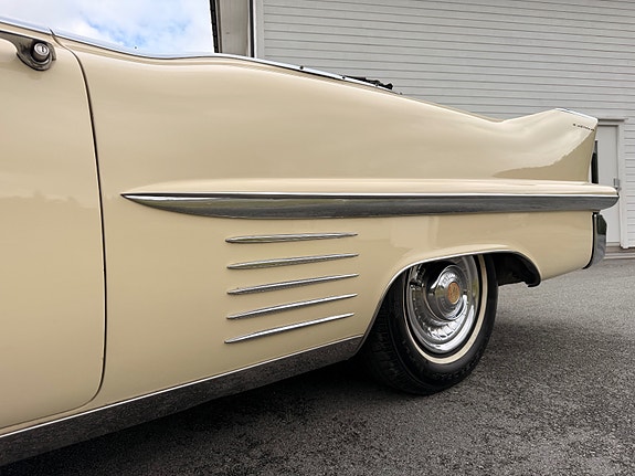 Cadillac Cab DeVille 30 of 30