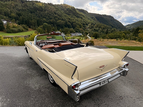 Cadillac Cab DeVille 11 of 30