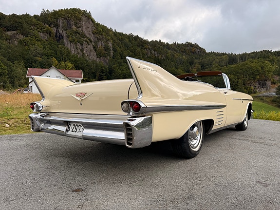 Cadillac Cab DeVille 15 of 30
