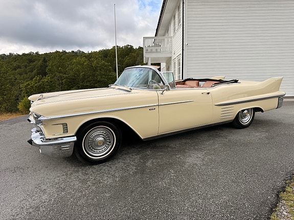Cadillac Cab DeVille 4 of 30