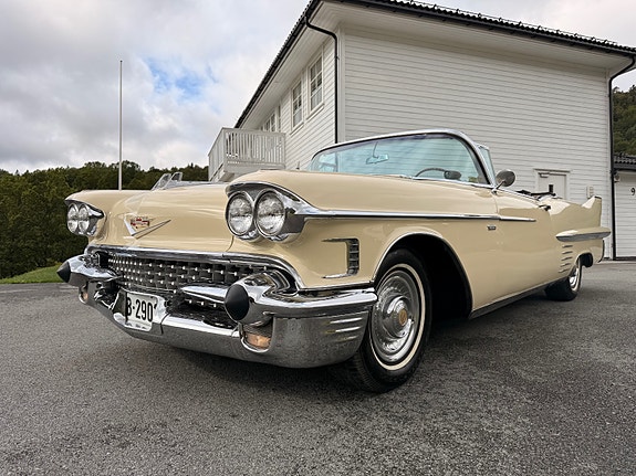 Cadillac Cab DeVille 5 of 30