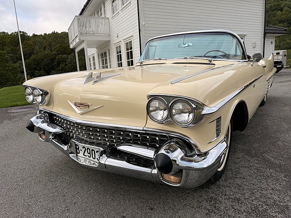 Cadillac Cab DeVille 25 of 30