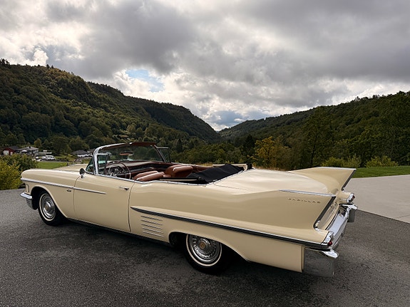 Cadillac Cab DeVille 8 of 30