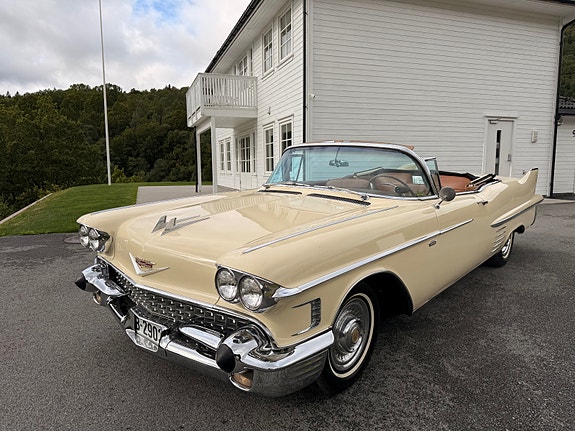 Cadillac Cab DeVille 3 of 30