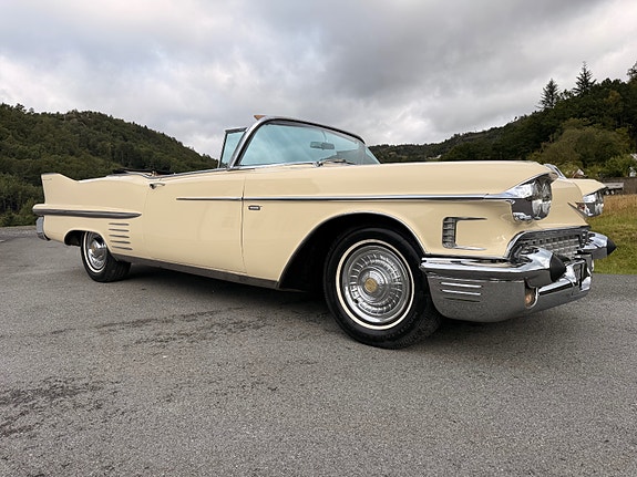 Cadillac Cab DeVille 21 of 30