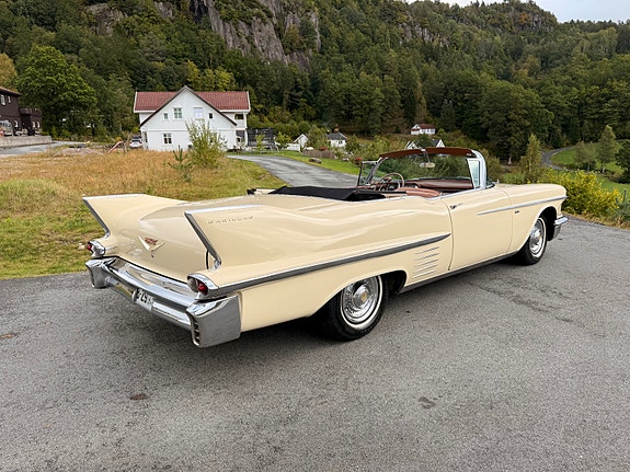 Cadillac Cab DeVille 16 of 30