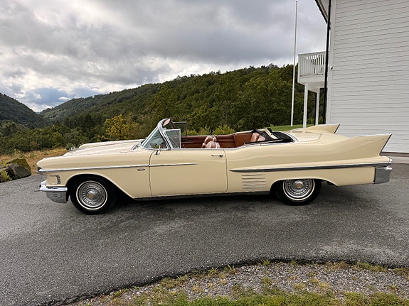 Cadillac Cab DeVille 6 of 30