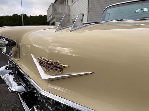 Cadillac Cab DeVille 26 of 30