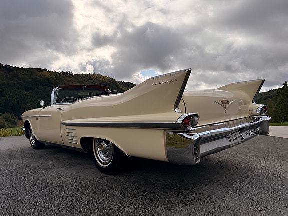 Cadillac Cab DeVille 10 of 30