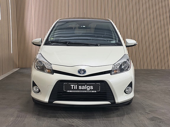 Toyota Yaris 2 of 30