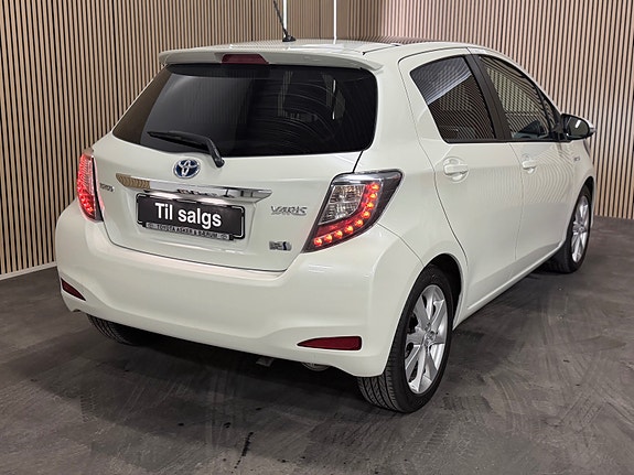 Toyota Yaris 12 of 30