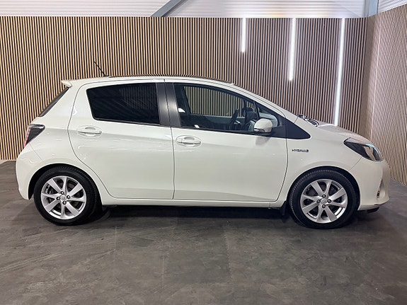 Toyota Yaris 8 of 30