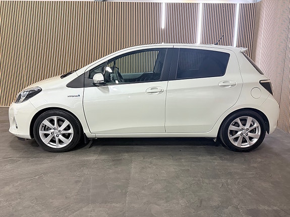 Toyota Yaris 7 of 30