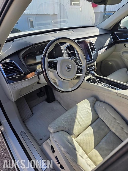 Volvo XC90 13 of 30