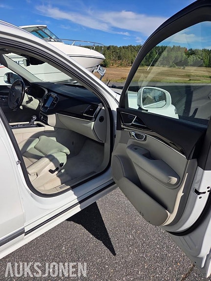 Volvo XC90 16 of 30