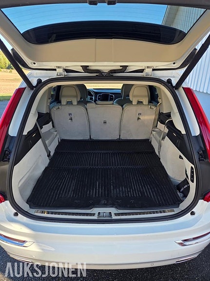 Volvo XC90 26 of 30