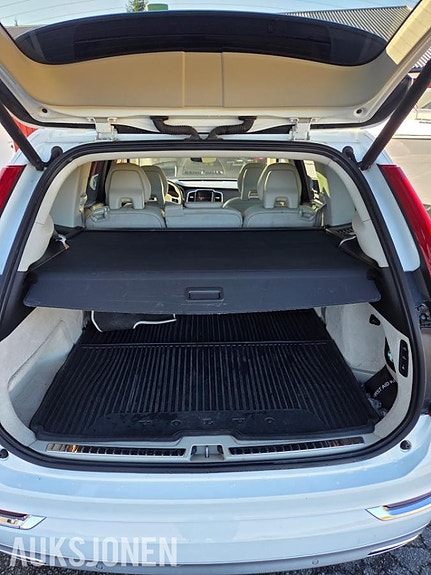 Volvo XC90 30 of 30