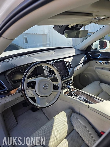 Volvo XC90 14 of 30