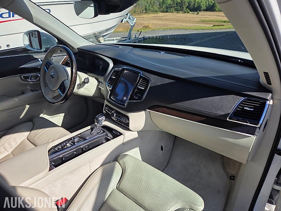 Volvo XC90 15 of 30