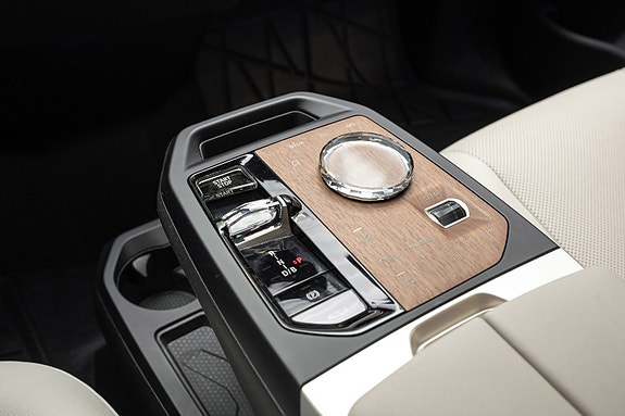 BMW iX 23 of 30