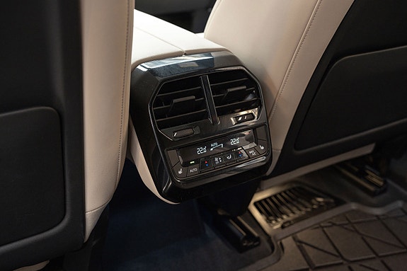 BMW iX 29 of 30