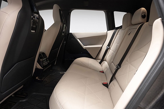 BMW iX 27 of 30