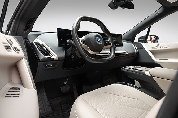 BMW iX 12 of 30