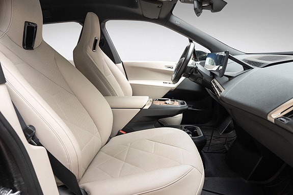 BMW iX 13 of 30