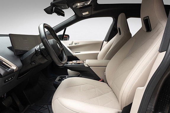 BMW iX 11 of 30